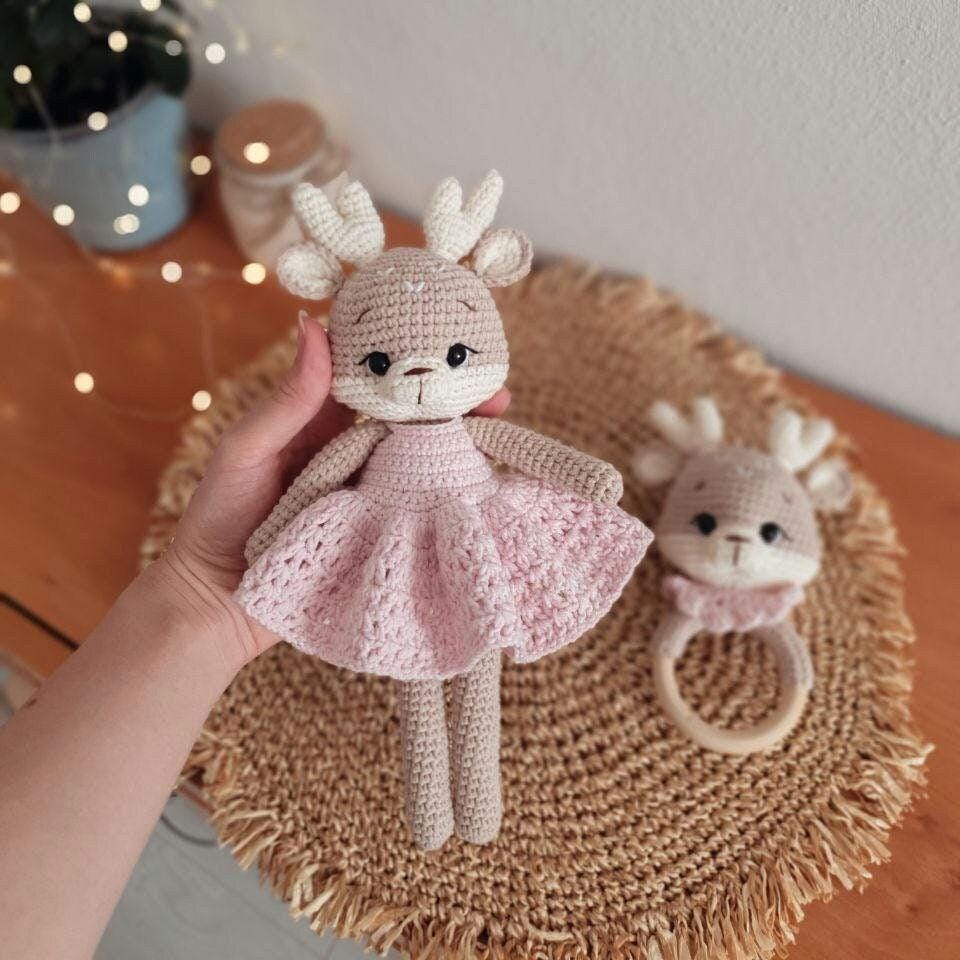 Gestricktes Reh, Geburtstagsgeschenk, Geschenk-Set, Rassel Und Gestricktes Tier, Rehkitz Im Rosa Kleid, Für Mama, Baby-Party, Sie, Neues Jahr Gestricktes Reh, Geburtstagsgeschenk, Geschenk-Set, Rassel Und Gestricktes Tier, Rehkitz Im Rosa Kleid, Für Mama, Baby-Party, Sie, Neues Jahr von Etsy - CzechToys