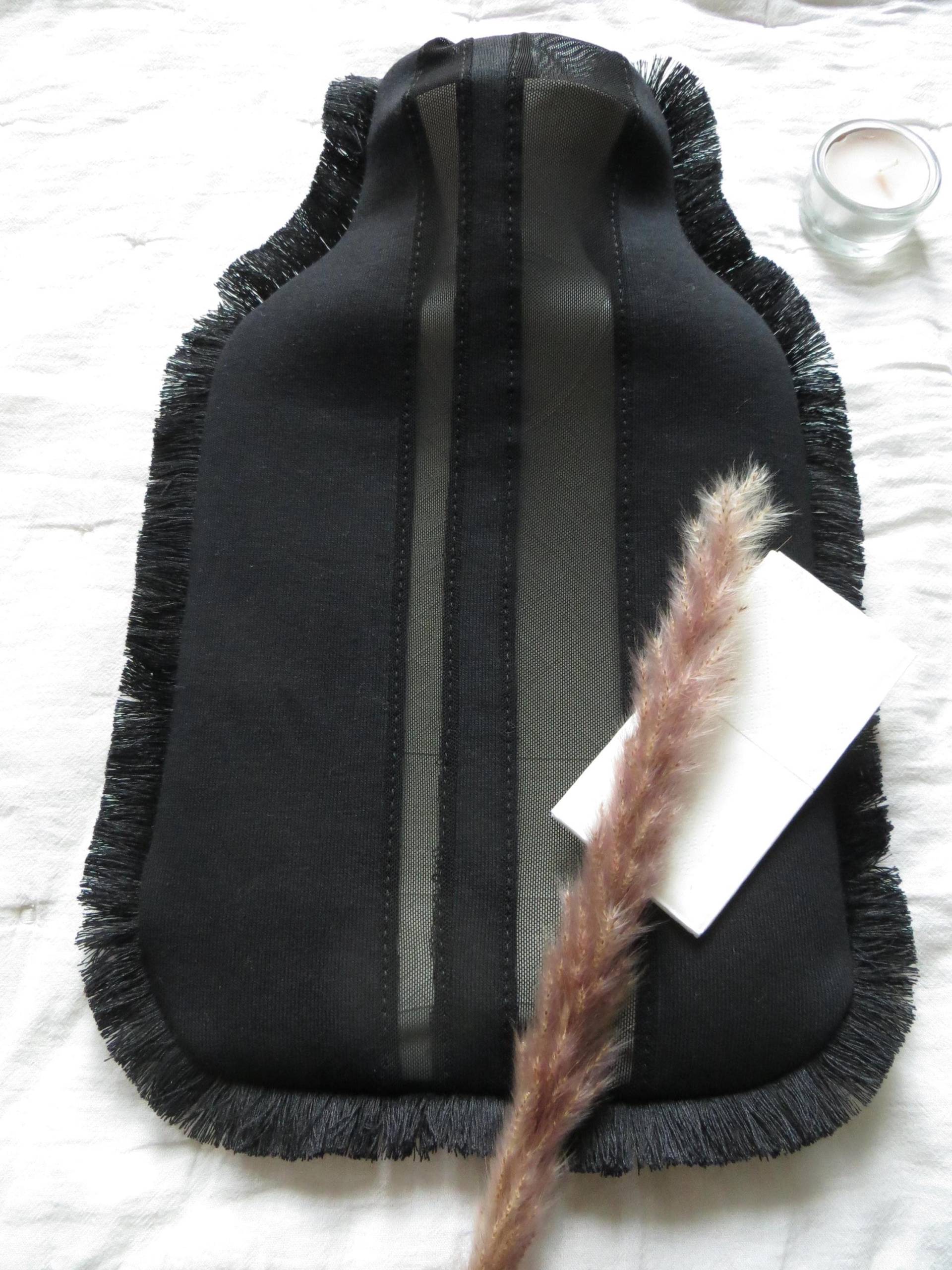 Schwarzer Wärmflaschenbezug Mit Transparenten Streifen Und Fransen von Etsy - DENYBerlin