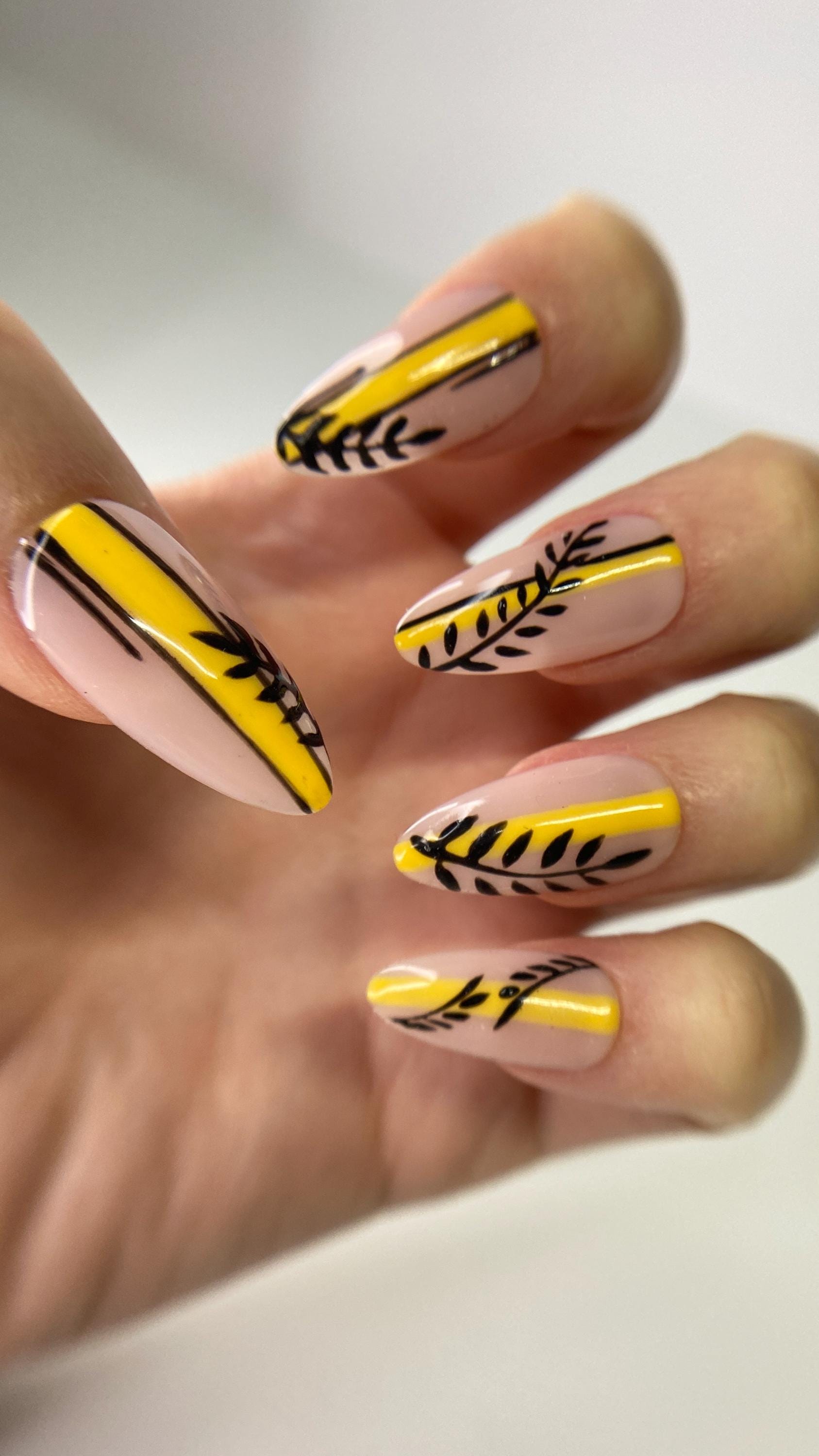 Yellow Whisper | Press-On Nails Glossy Finish Rhinestone Accent Reusable Handmade Luxury von Etsy - DIANENpressonnails