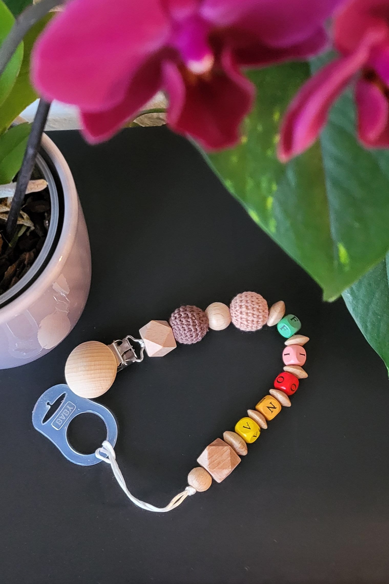 Personalisierte Schnullerkette Mit Bunten Perlen Und Häkelperlen Personalisierte Schnullerkette Mit Bunten Perlen Und Häkelperlen von Etsy - DIYLea