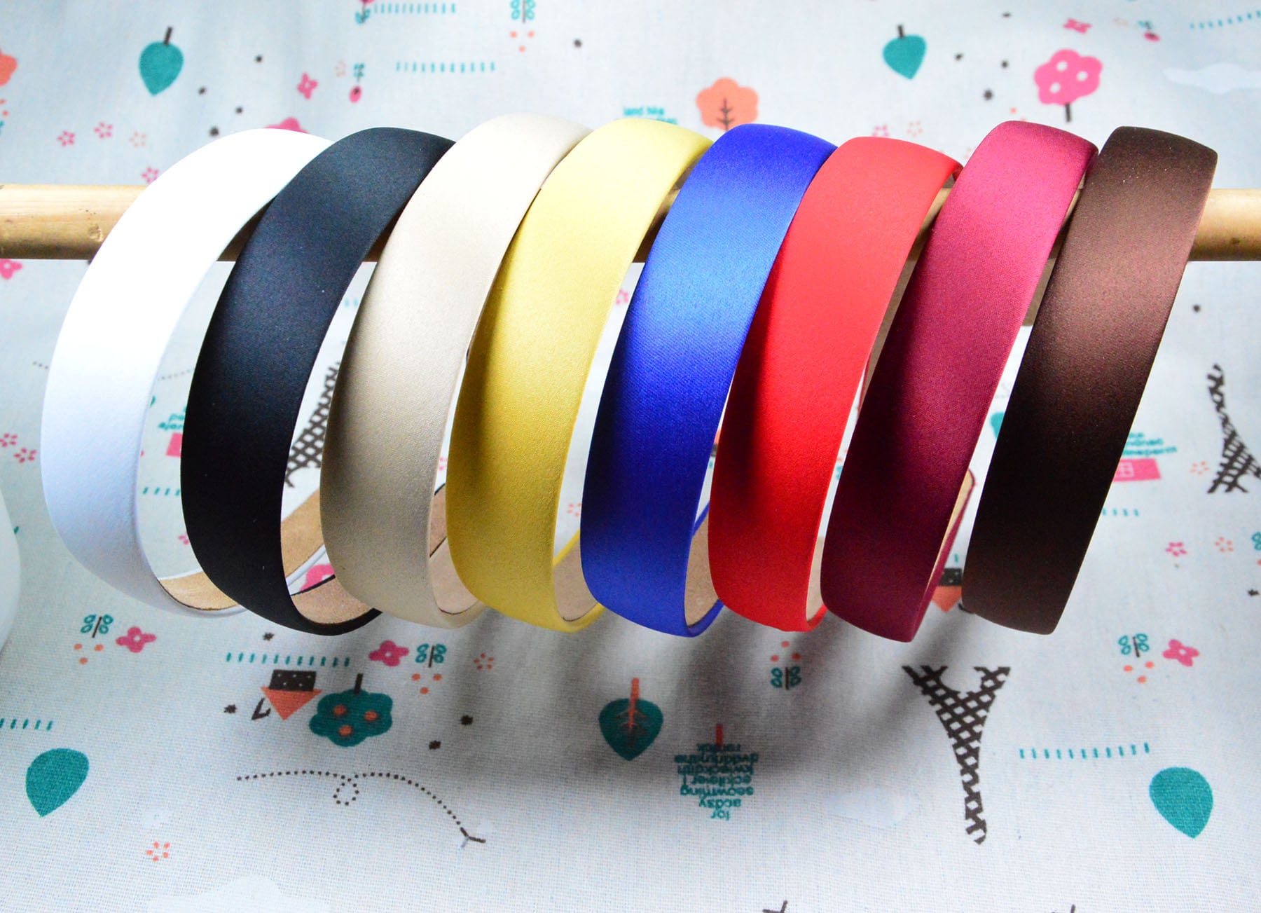 10 Stück X 25 Mm Sortierte Satin-Stirnbänder, Mit Satin Umwickelte Kunststoff-Stirnbänder, Wählen Sie Ihre Farbe 10 Stück X 25 Mm Sortierte Satin-Stirnbänder, Mit Satin Umwickelte Kunststoff-Stirnbänder, Wählen Sie Ihre Farbe von Etsy - DIYartworld