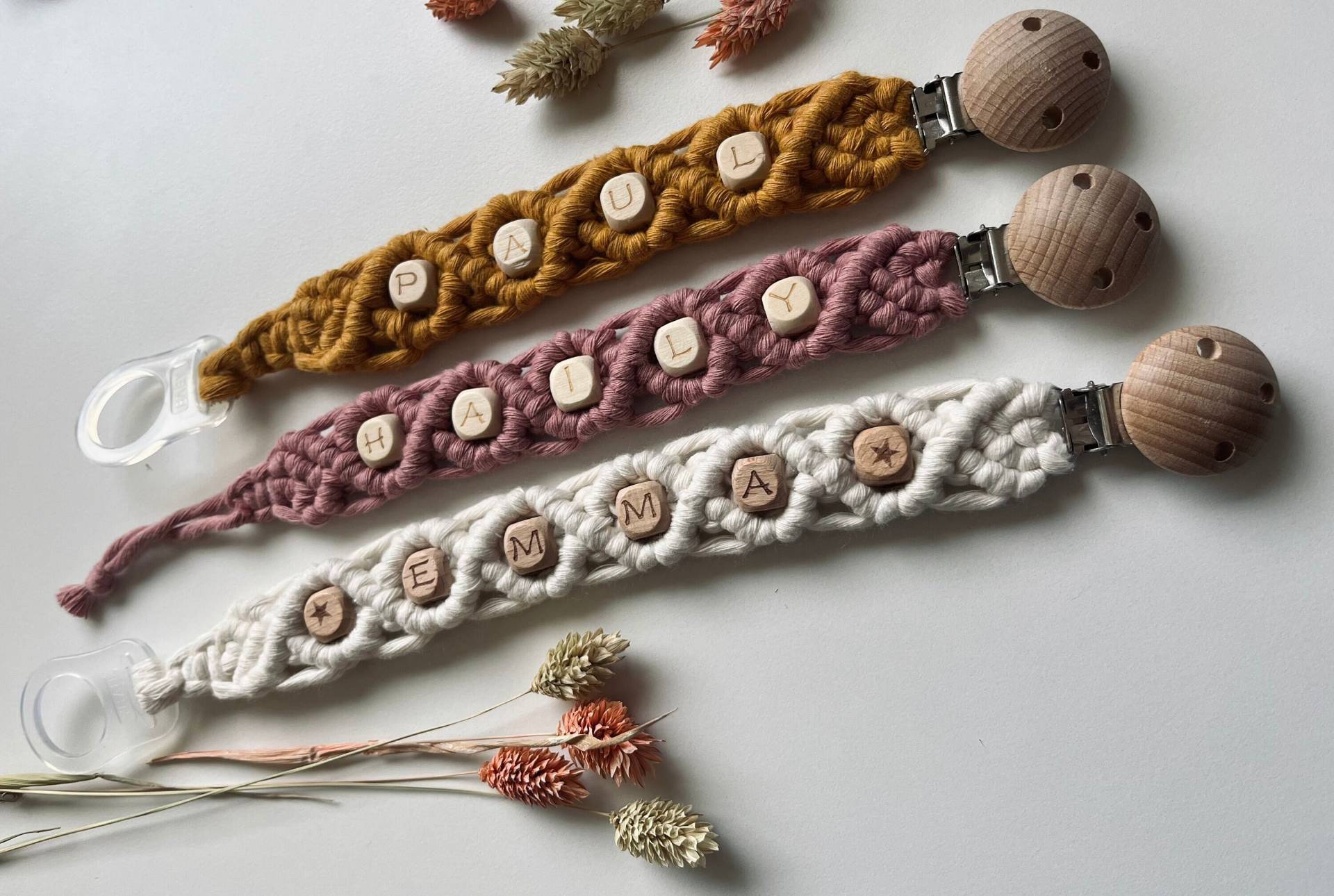 Makramee-Schnullerkette Mit Name Ab 10, 50 Euro Makramee-Schnullerkette Mit Name Ab 10, 50 Euro von Etsy - DIYbyLena22