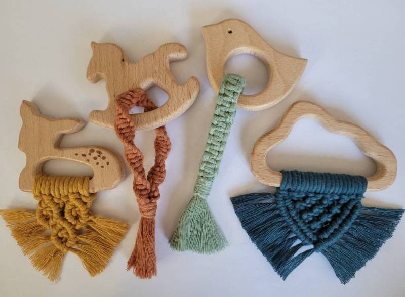 Makramee Beißring - Beißrassel Holzspielzeug von Etsy - DOUNCYCreation