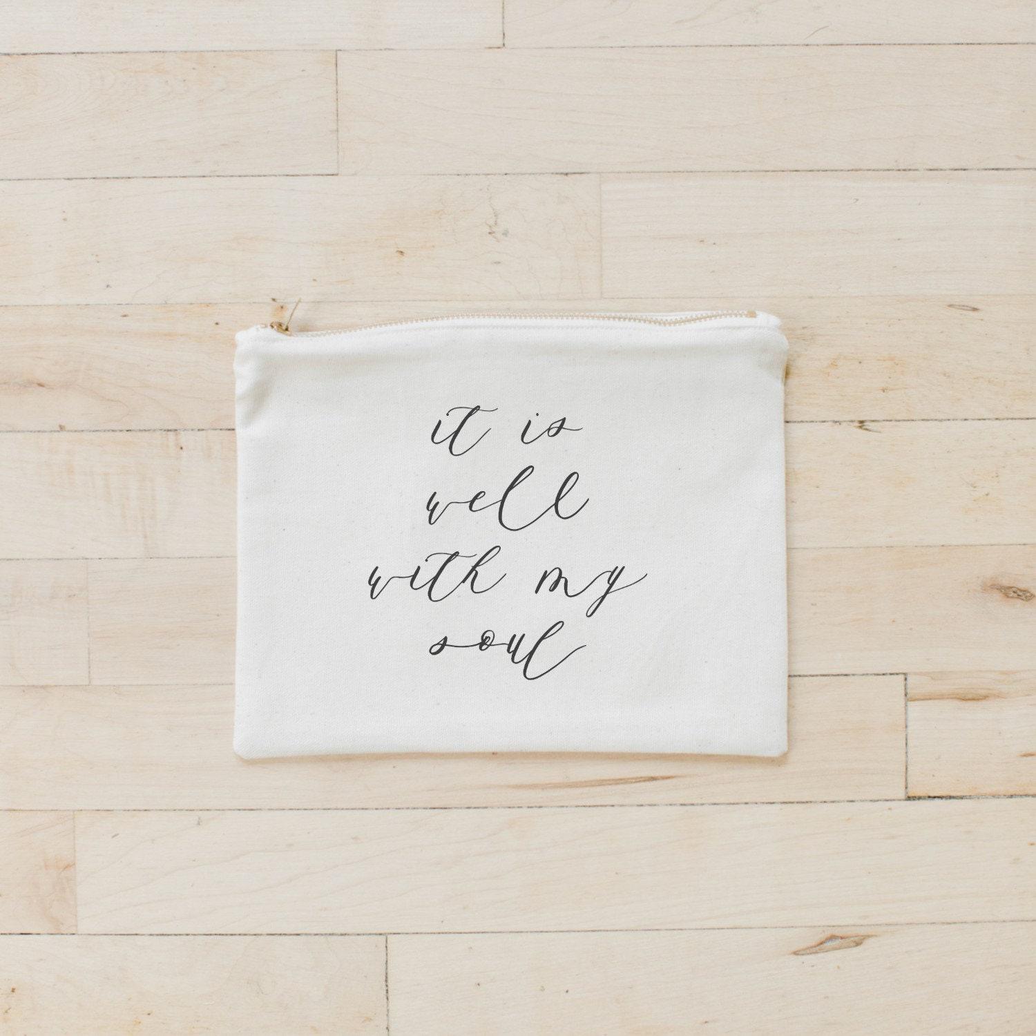 Schminktäschchen - It Is Well With My Soul | Gemütliches Lifestyle Geschenk, Schminktasche Für Mama, Stock Design Schminktäschchen - It Is Well With My Soul | Gemütliches Lifestyle Geschenk, Schminktasche Für Mama, Stock Design von Etsy - DWELLhomeshoppe