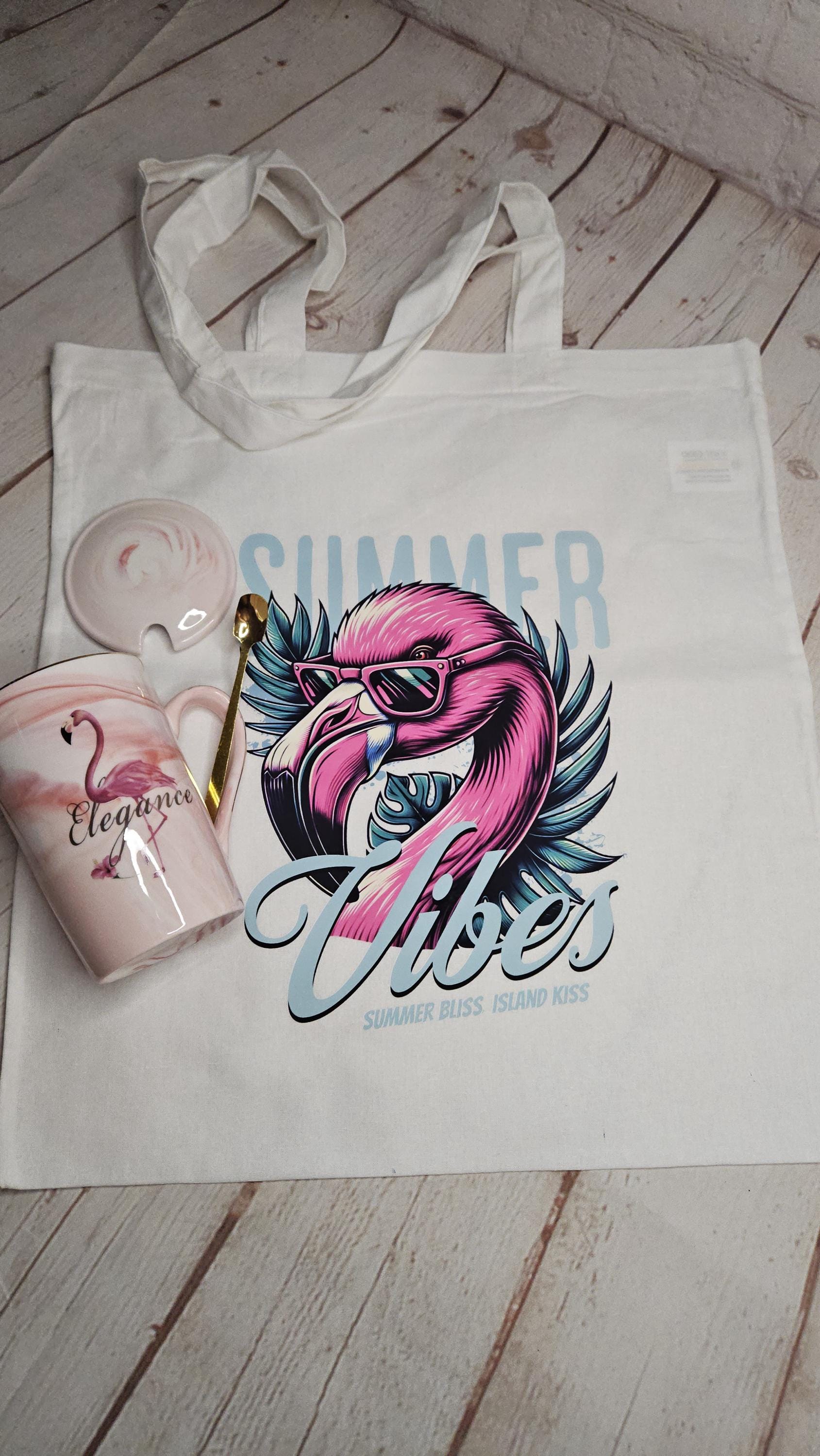 Flamingo Geschenkset | Tasse Mit Deckel, Löffel & Stofftasche Sommer Vibes Geschenk Für Frauen Pink Set Geburtstagsgeschenk von Etsy - DagmarasCreations