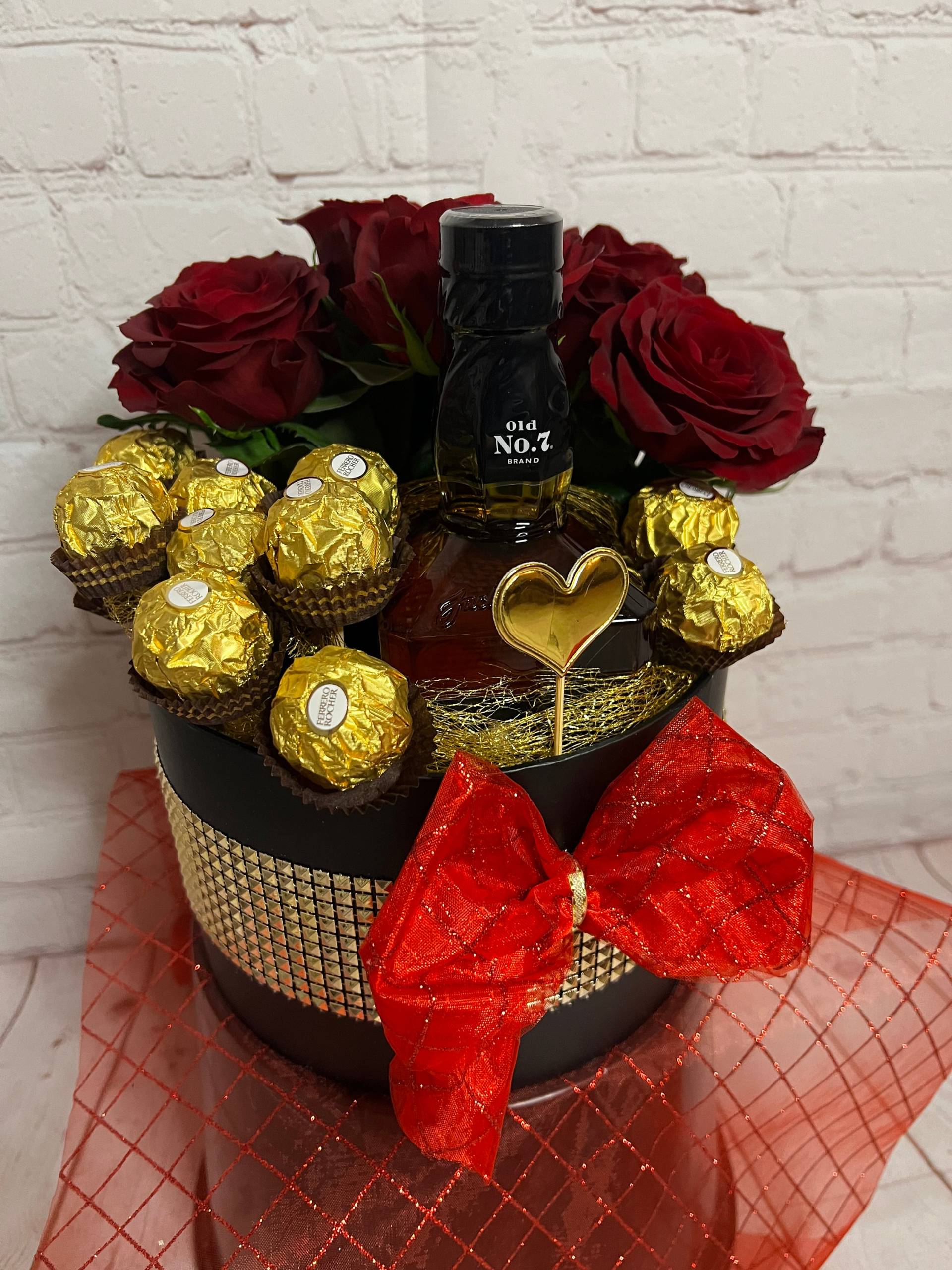 Luxus Pralinen-Blumenbox | Geschenkset Mit Rosen Hochzeitsgeschenk Personalisierung Geschenkidee Für Brautpaar Geburtstagsgeschenk Luxus Pralinen-Blumenbox | Geschenkset Mit Rosen Hochzeitsgeschenk Personalisierung Geschenkidee Für Brautpaar Geburtstagsgeschenk von Etsy - DagmarasCreations