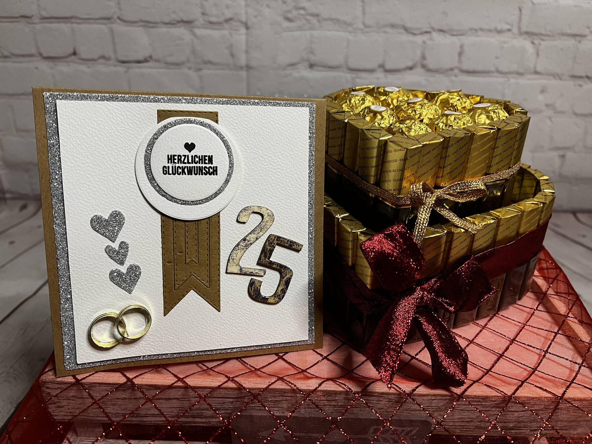 Silberhochzeit Geschenk | Personalisiertes Erinnerungen Für 25 Jahre Ehe Pralinentorte Idee Zum Valentinstag Silberhochzeit Geschenk | Personalisiertes Erinnerungen Für 25 Jahre Ehe Pralinentorte Idee Zum Valentinstag von Etsy - DagmarasCreations