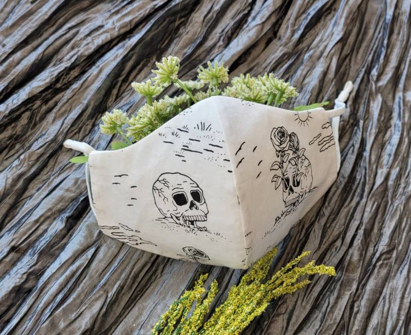 Halloween Gesichtsmaske, Skelett Stoffmaske, Handgefertigte Herbst Gesichtsmaske Mit Verstellbaren Ohrschlaufen, Wiederverwendbare Dreilagige Maske von Etsy - DaisiesBoom