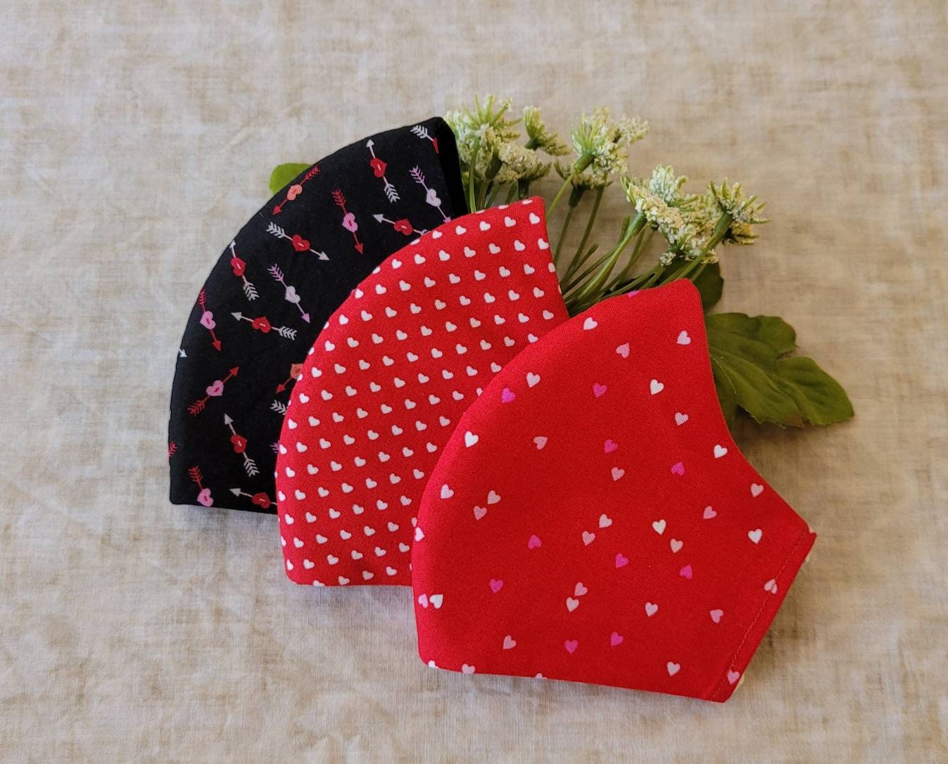 Valentinstag Gesichtsmaske, Frühling Handgemachte Stoff Gesichtsmaske Mit Verstellbaren Ohrschlaufen, Easy Breath 3 Lagen Maske Valentinstag Gesichtsmaske, Frühling Handgemachte Stoff Gesichtsmaske Mit Verstellbaren Ohrschlaufen, Easy Breath 3 Lagen Maske von Etsy - DaisiesBoom