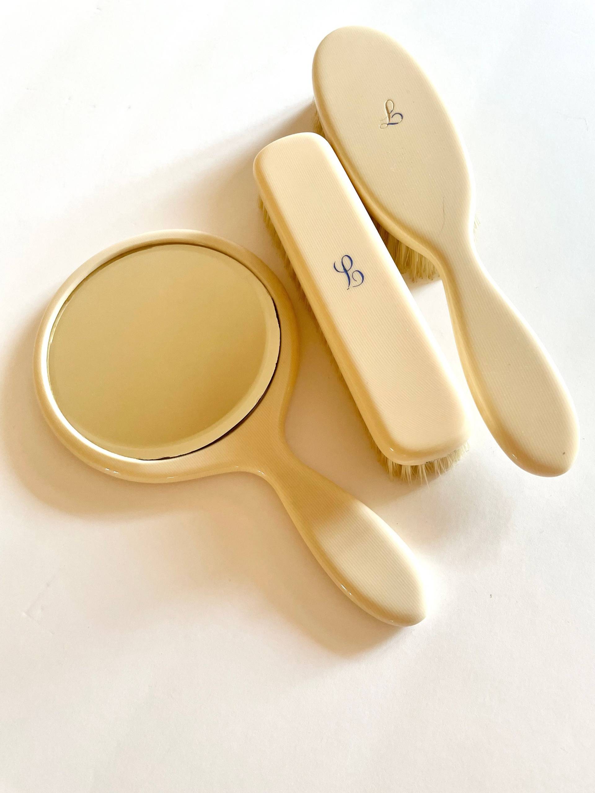 Buttery Vintage Waschtisch Set, Abgeschrägter Handspiegel Und Waschtischbürste Geschenkideen, Initiale "L", Handgefertigte Reine Borste." von Etsy - DaniBeeVintage