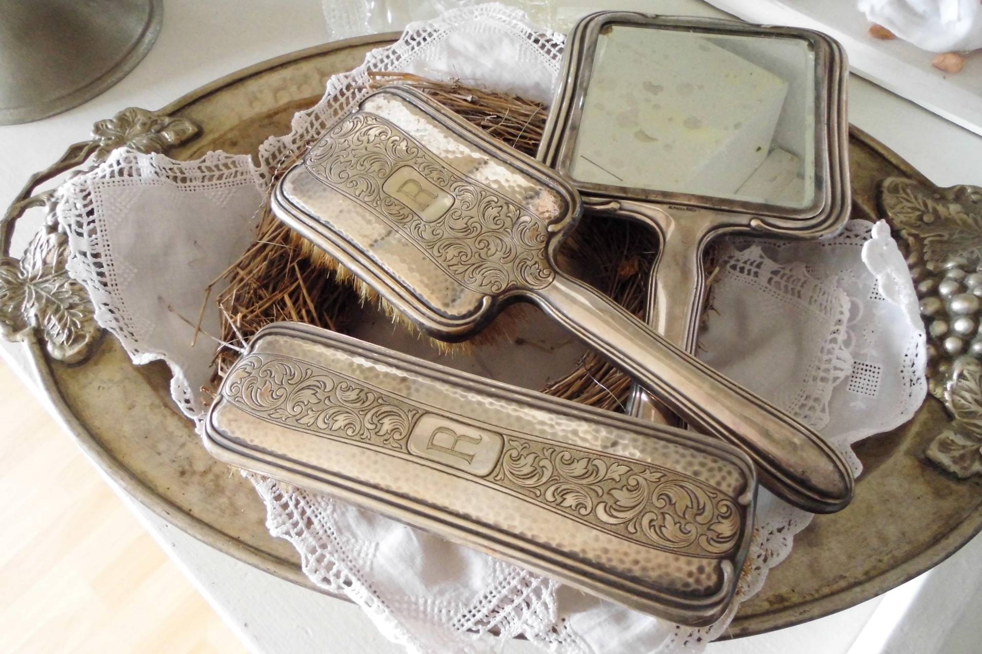 3 Teiliges Waschtisch Set, Vintage Handspiegel & 2 Bürsten 3 Teiliges Waschtisch Set, Vintage Handspiegel & 2 Bürsten von Etsy - DaniVintageIdee