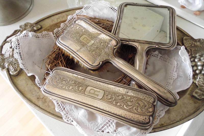 3 Teiliges Waschtisch Set, Vintage Handspiegel & 2 Bürsten 3 Teiliges Waschtisch Set, Vintage Handspiegel & 2 Bürsten von Etsy - DaniVintageIdee