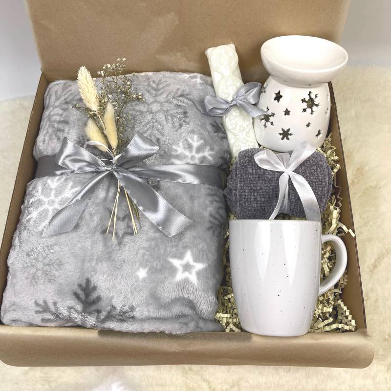 Geschenkbox Für Frauen - Geburtstaggeschenk, Hygge Winterset Mit Kuscheldecke, Tasse, Duftlampe & Socken | Wellness Wohlfühlbox, Geschenk von Etsy - DarDariBox