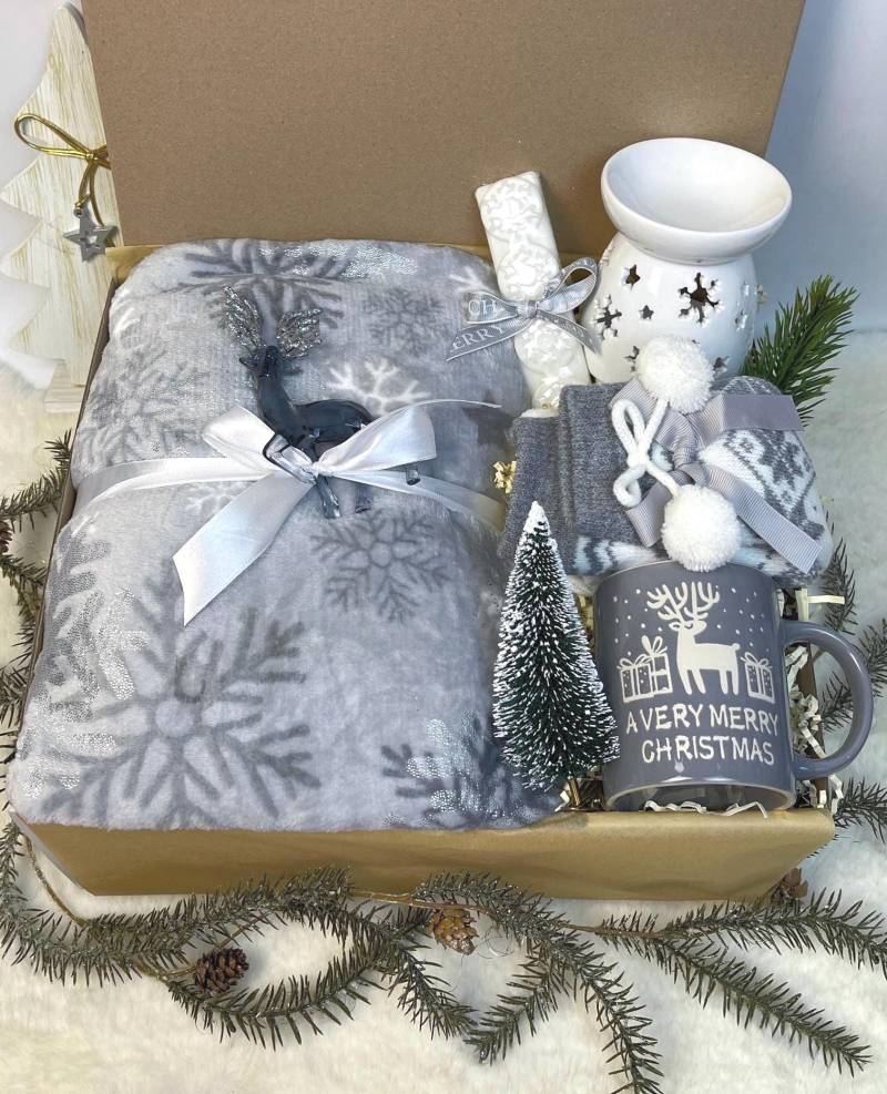 Geschenkbox "Silver Winter", Weihnachtsgeschenk, Wohlfühlset, Kuscheliger Winterset, Personalisierte Karte, Geschenkset, Kuscheldecke, Box Geschenkbox "Silver Winter", Weihnachtsgeschenk, Wohlfühlset, Kuscheliger Winterset, Personalisierte Karte, Geschenkset, Kuscheldecke, Box von Etsy - DarDariBox