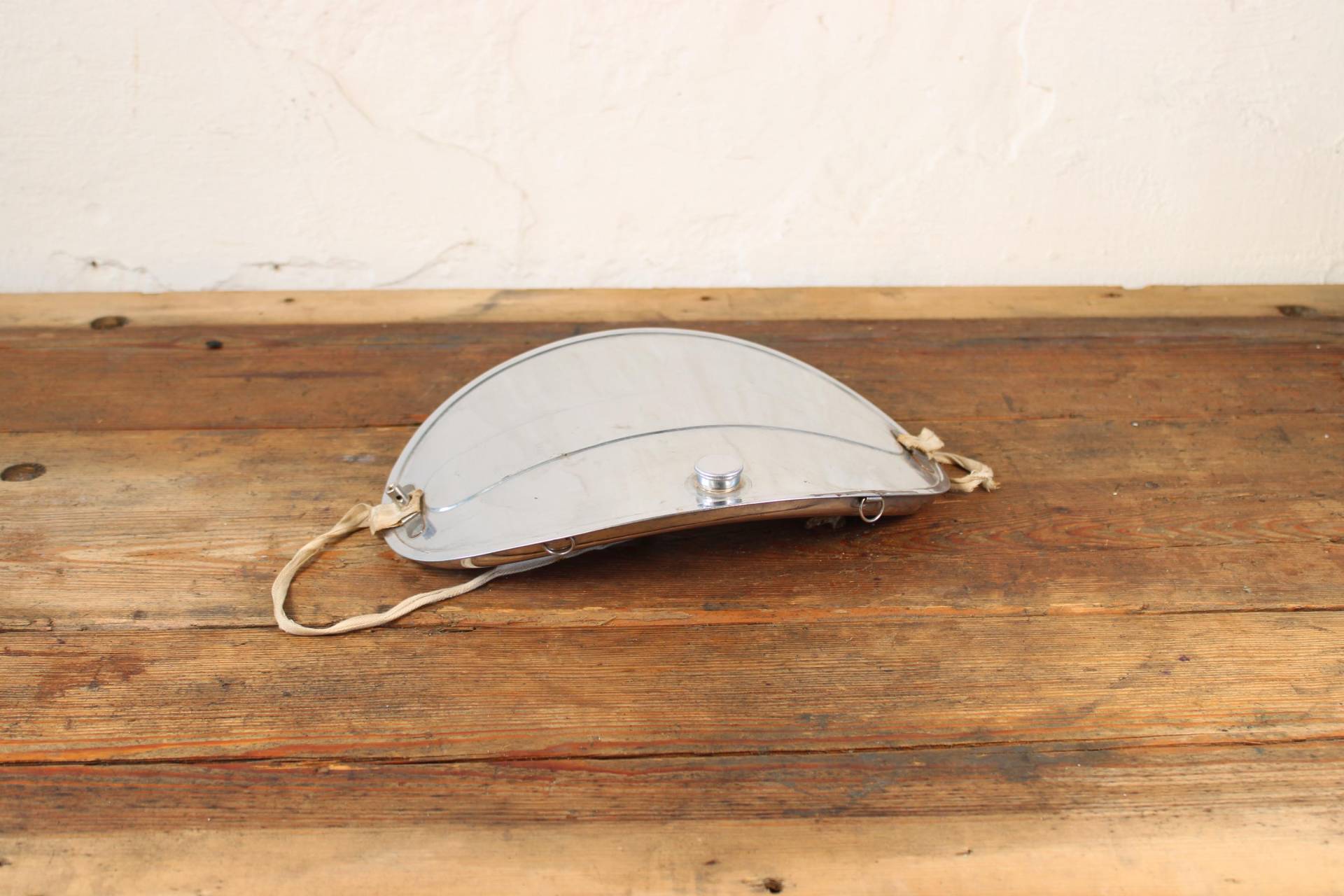 Vintage Gewölbter Wärmwasser-Bauchwärmer Wärmflasche Metall Höhe 17 × Breite 27 cm Vintage Gewölbter Wärmwasser-Bauchwärmer Wärmflasche Metall Höhe 17 × Breite 27 cm von Etsy - DasEmporium