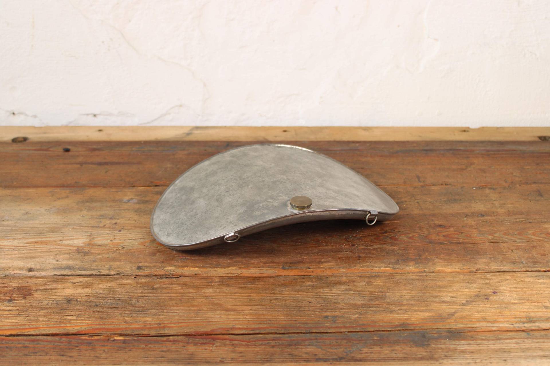 Vintage Gewölbter Wärmwasser-Bauchwärmer Wärmflasche Metall Höhe 17 × Breite 27 cm Vintage Gewölbter Wärmwasser-Bauchwärmer Wärmflasche Metall Höhe 17 × Breite 27 cm von Etsy - DasEmporium