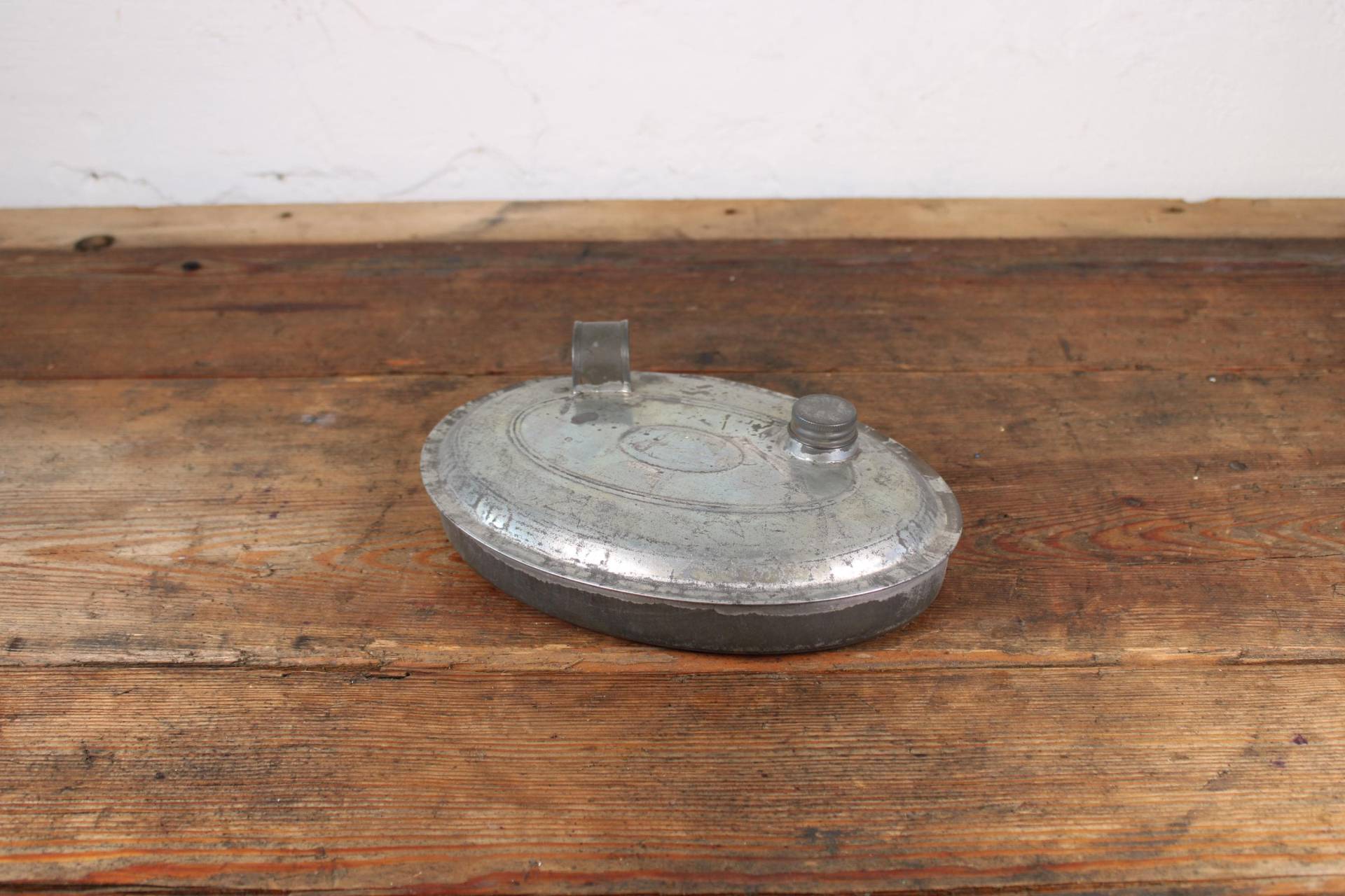 Vintage Wärmflasche Metall Höhe 8 × Breite 26 cm Vintage Wärmflasche Metall Höhe 8 × Breite 26 cm von Etsy - DasEmporium