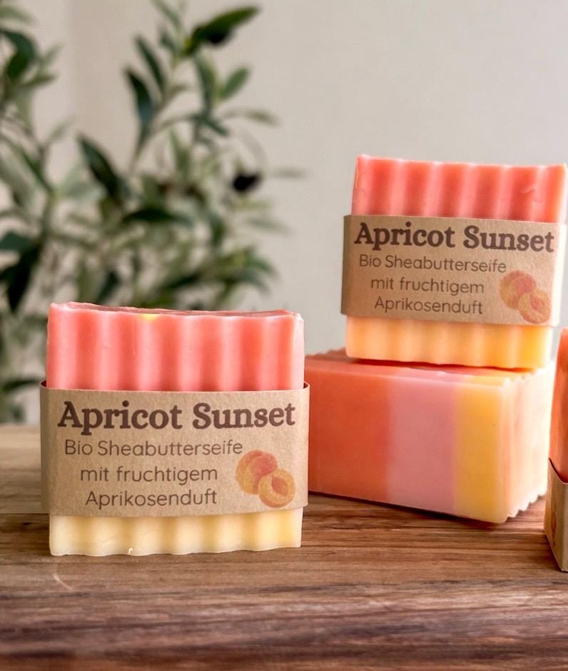 Aprikosen Seife Handgegossen | Bio Sheabutter Naturseife „Apricot Sunset" Duftseife Geschenkidee Aprikosen Seife Handgegossen | Bio Sheabutter Naturseife „Apricot Sunset" Duftseife Geschenkidee von Etsy - DasHerzwerkAtelier