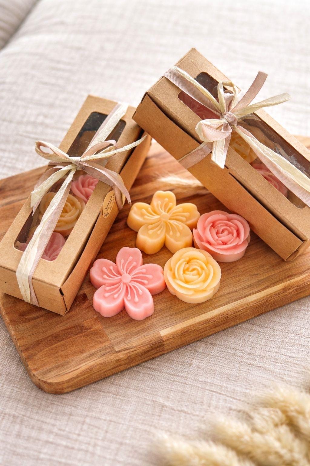 Blumen Seifen Geschenkset Aus Sheabutterseife - Handgegossene Seife Mit Rosen & Aprikosenduft, Fertig Verpacktes Geschenk Blumen Seifen Geschenkset Aus Sheabutterseife - Handgegossene Seife Mit Rosen & Aprikosenduft, Fertig Verpacktes Geschenk von Etsy - DasHerzwerkAtelier