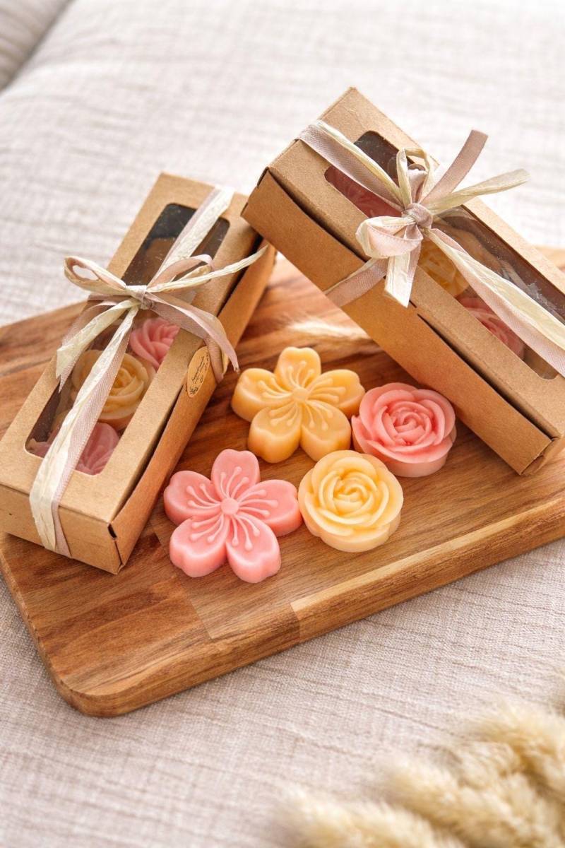 Blumen Seifen Geschenkset Aus Sheabutterseife - Handgegossene Seife Mit Rosen & Aprikosenduft, Fertig Verpacktes Geschenk Blumen Seifen Geschenkset Aus Sheabutterseife - Handgegossene Seife Mit Rosen & Aprikosenduft, Fertig Verpacktes Geschenk von Etsy - DasHerzwerkAtelier