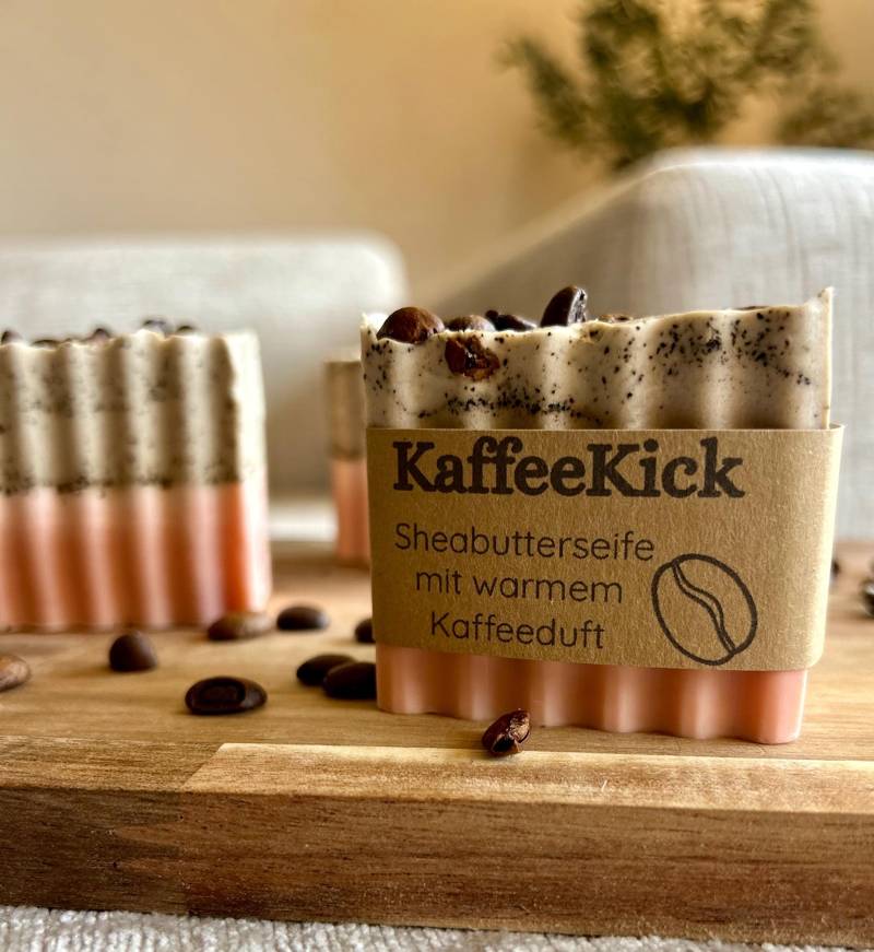 Kaffee Seife | Handgemachte Bio Sheabutterseife Mit Warmem Kaffeeduft Naturseife Geschenk Für Kaffeeliebhaber „Kaffekick" Kaffee Seife | Handgemachte Bio Sheabutterseife Mit Warmem Kaffeeduft Naturseife Geschenk Für Kaffeeliebhaber „Kaffekick" von Etsy - DasHerzwerkAtelier
