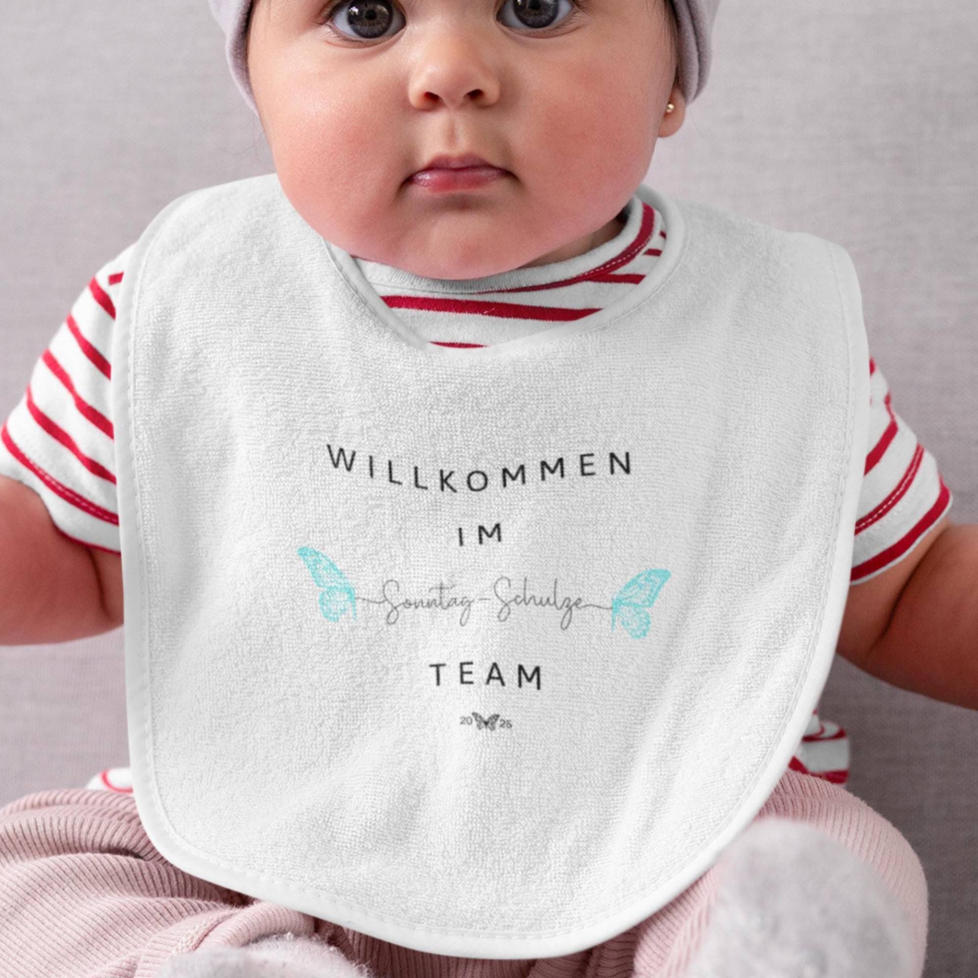 Personalisiertes Baby-Lätzchen‚ Willkommen Im Team, Bio-Baumwolle, Lätzchen Mit Schmetterling, Geschenk Neugeborenes, Babyankündigung, Taufe Personalisiertes Baby-Lätzchen‚ Willkommen Im Team, Bio-Baumwolle, Lätzchen Mit Schmetterling, Geschenk Neugeborenes, Babyankündigung, Taufe von Etsy - DattiDesignsStore