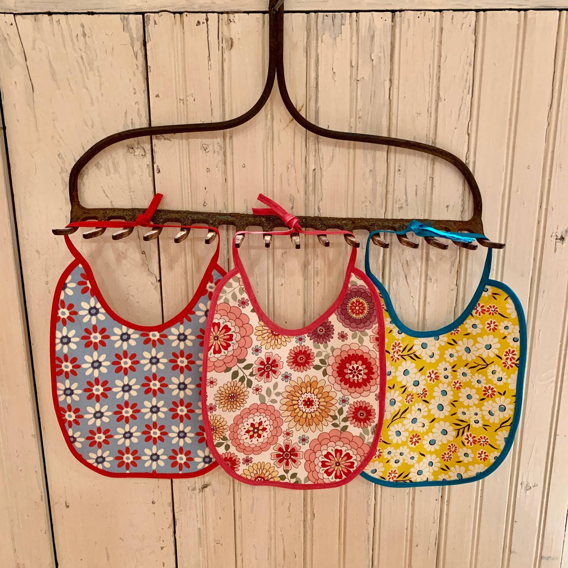 Babylätzchen-Set Mit 3 Retro-Stil-Blumendruck-Baumwolle, Wasserdichter Träger, Rückenbindung, Waschbar. Farm Style Neue Mama Oder Baby Geschenk Babylätzchen-Set Mit 3 Retro-Stil-Blumendruck-Baumwolle, Wasserdichter Träger, Rückenbindung, Waschbar. Farm Style Neue Mama Oder Baby Geschenk von Etsy - DaughteroftheCharm