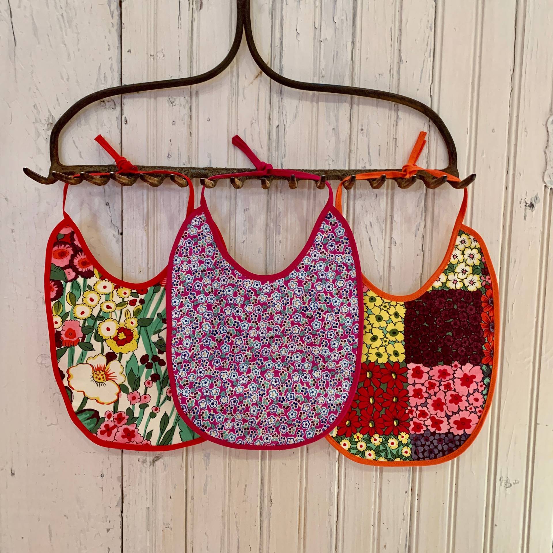 Babylätzchen-Set Mit 3 Retro-Stil-Blumendruck-Baumwolle, Wasserdichter Rückseite & Rückenbindung, Waschbar. Farm Style Neue Mutter Oder Baby Babylätzchen-Set Mit 3 Retro-Stil-Blumendruck-Baumwolle, Wasserdichter Rückseite & Rückenbindung, Waschbar. Farm Style Neue Mutter Oder Baby von Etsy - DaughteroftheCharm