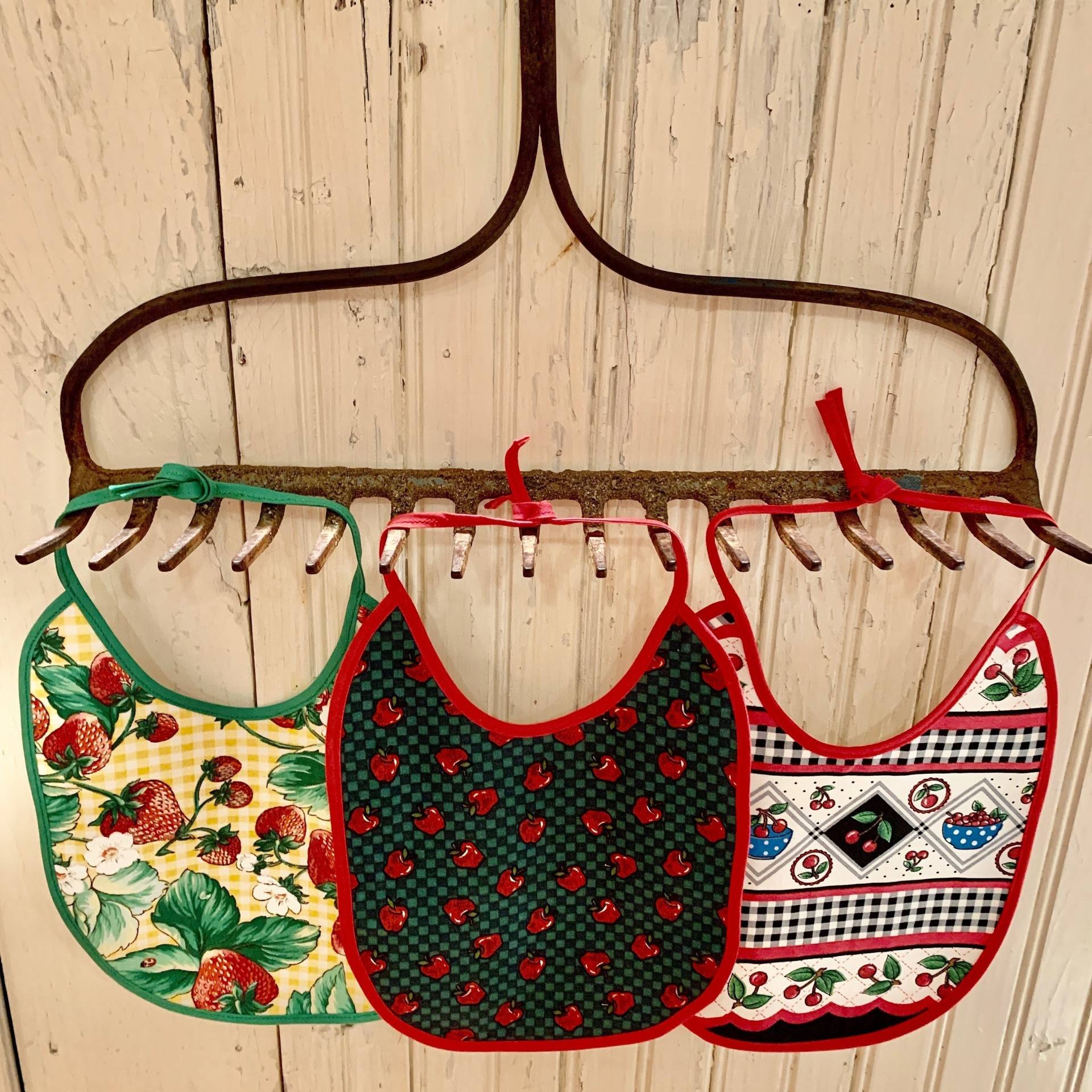 Babylätzchen-Set Mit 3 Retro-Stil-Obstdruck-Baumwolle, Wasserdichter Rückseite Und Rückenkrawatte. Waschbar. Farm Style New Mom Oder Baby Babylätzchen-Set Mit 3 Retro-Stil-Obstdruck-Baumwolle, Wasserdichter Rückseite Und Rückenkrawatte. Waschbar. Farm Style New Mom Oder Baby von Etsy - DaughteroftheCharm