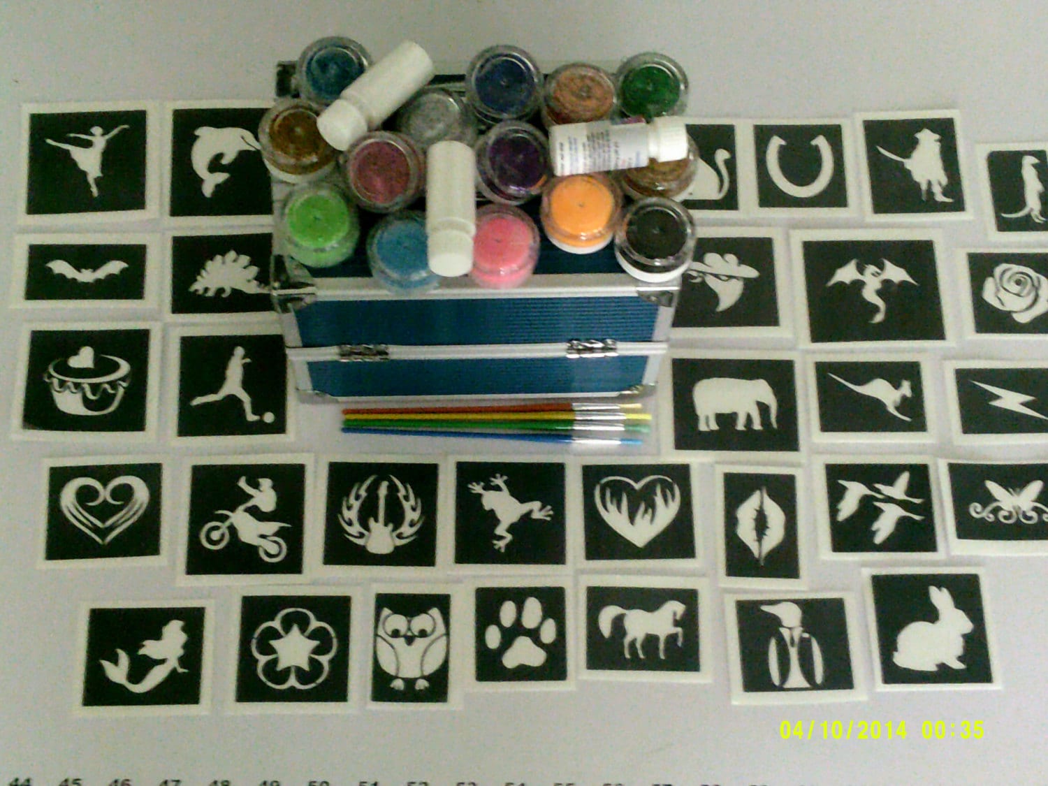 Professionelles Glitter Tattoo Set Beinhaltet 500 Schablonen, 15 Glitzerfarben, Kleber, Pinsel + Gratis Vanity Case von Etsy - Dazzleglittertattoo