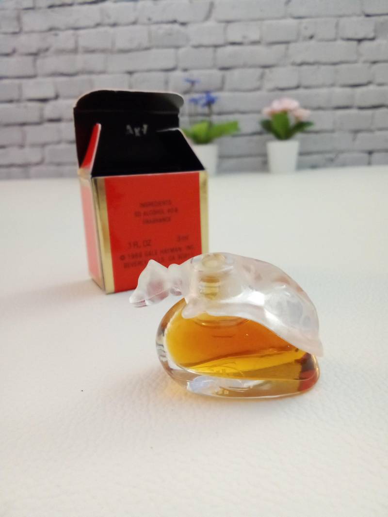 Vintage Beverly Hills, Gale Hayman, Glamour Parfum 3 Ml, Mit Originalkarton, Seltenes Fundstück, Rarität Vintage Beverly Hills, Gale Hayman, Glamour Parfum 3 Ml, Mit Originalkarton, Seltenes Fundstück, Rarität von Etsy - DealStory