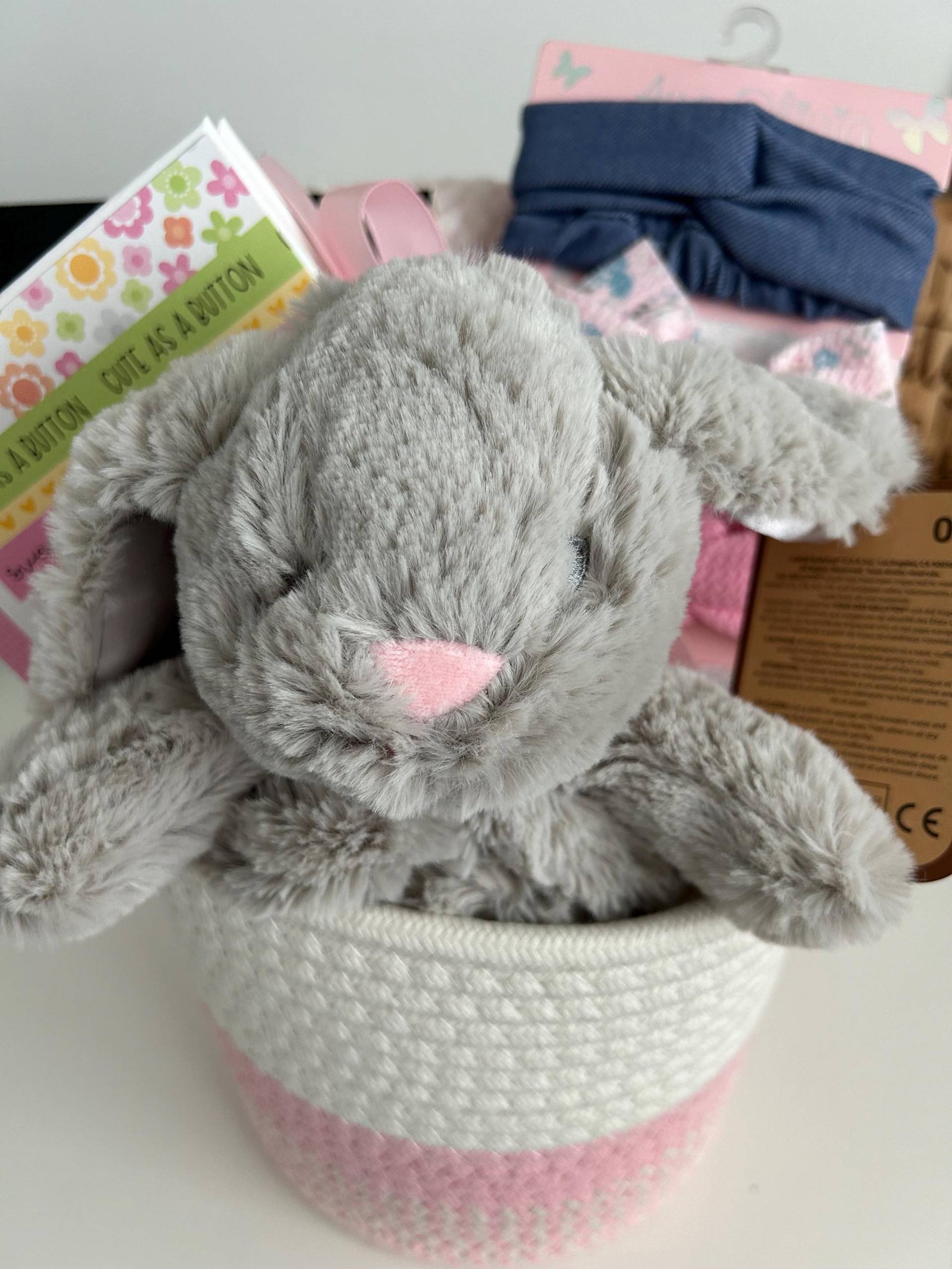 Baby Mädchen Geschenkkorb, Neugeborenen Personalisierter Babykorb, Deckenkorb, Gefülltes Geschenk, Sip & Teilen, Neues Baby, Babygeschenk von Etsy - DecoratingwithPaper