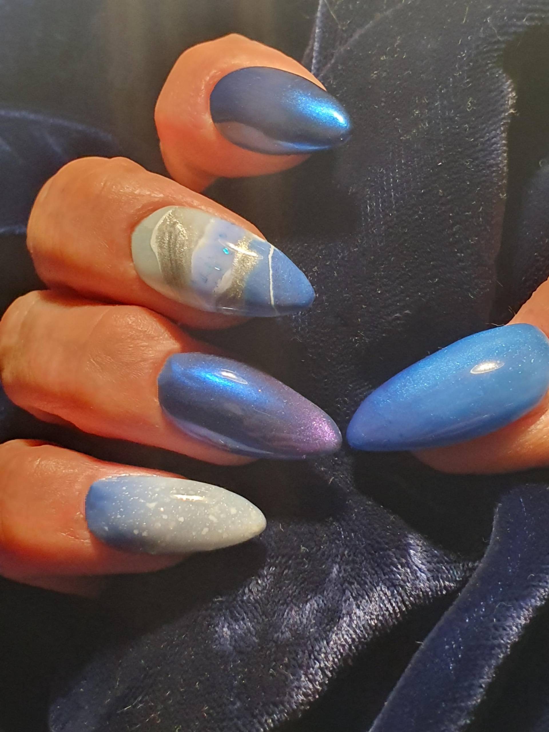 Frostig Blaue Winter Mandel Pressnägel von Etsy - DeeniasUniques