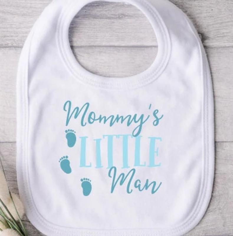 "Weiß Frottee Baby Lätzchen Mit "Mommy's Little Man" in Soft Blues Hat Klettverschluss." von Etsy - DeesCreationsStore