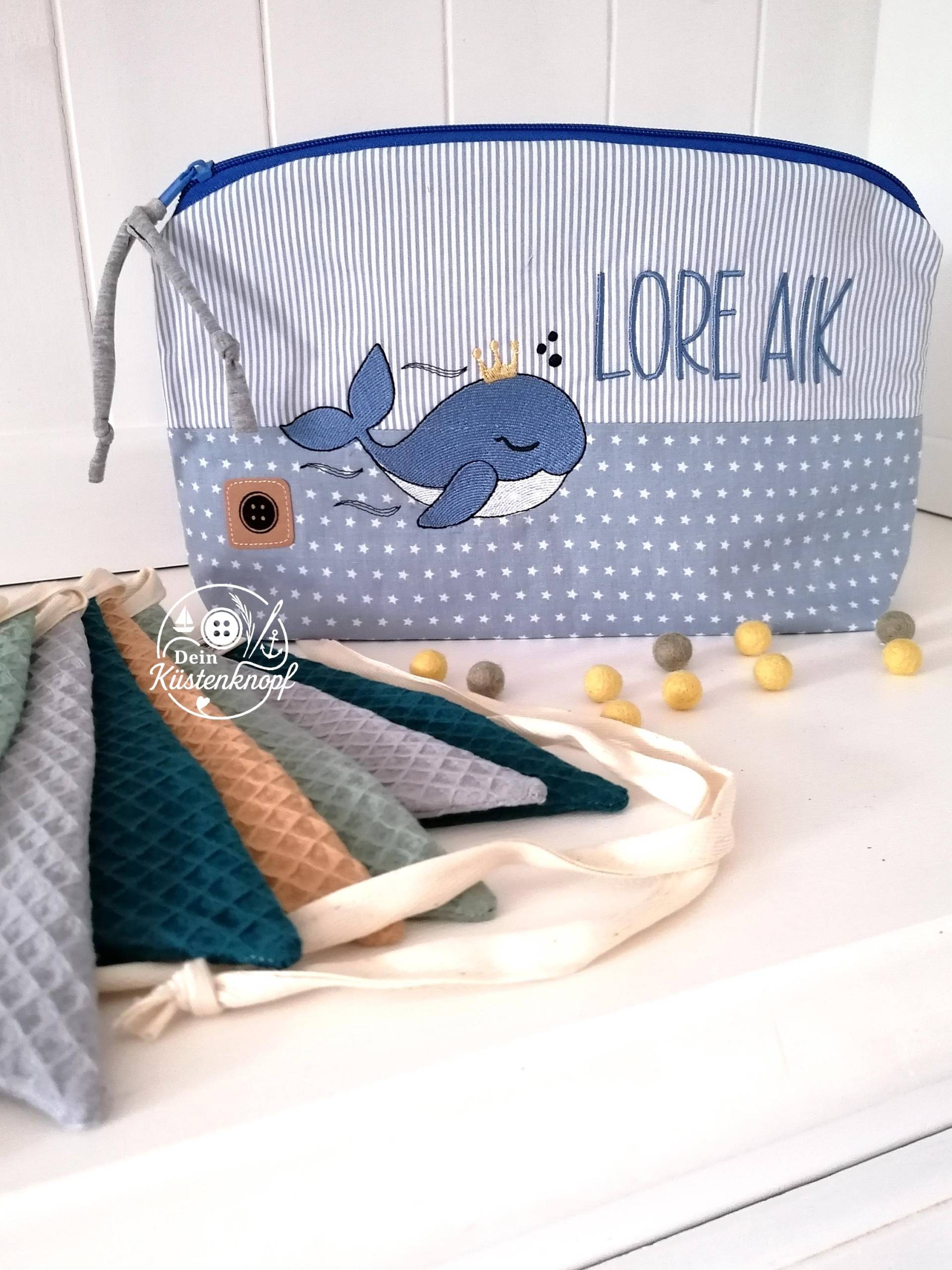 Kulturtasche /Windeltasche /Wickeltasche/Personalisierbar, Grau /Blau Wal, Bestickt Kulturtasche /Windeltasche /Wickeltasche/Personalisierbar, Grau /Blau Wal, Bestickt von Etsy - DeinKuestenknopf