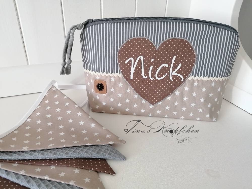 Kulturtasche /Windeltasche Inklusive Name, Beige Grau /Taufgeschenk/ Geschenk Zur Geburt/ Herz/ Personalisiertes Kulturtasche /Windeltasche Inklusive Name, Beige Grau /Taufgeschenk/ Geschenk Zur Geburt/ Herz/ Personalisiertes von Etsy - DeinKuestenknopf