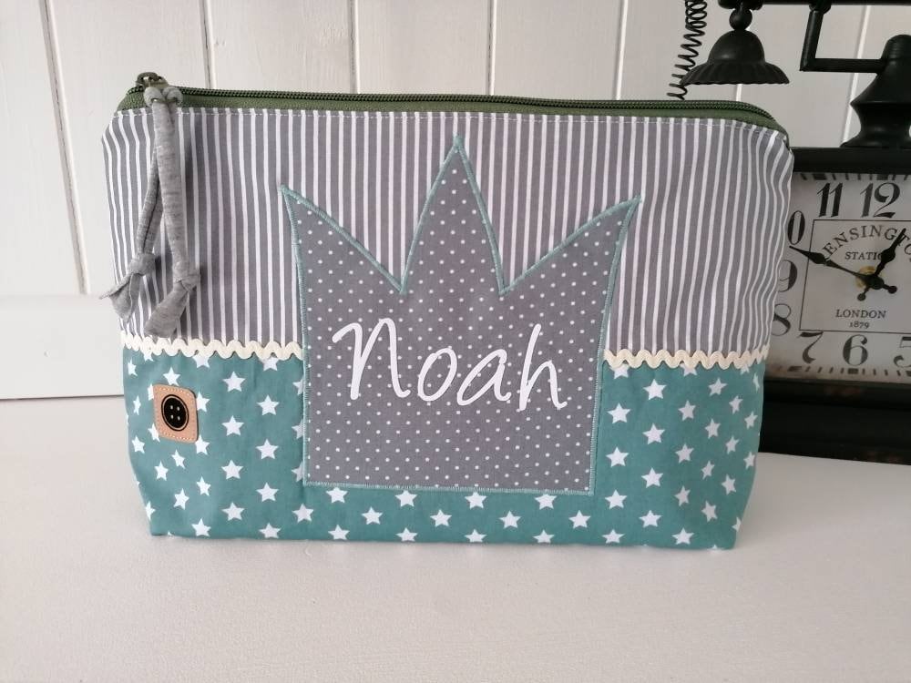 Kulturtasche /Windeltasche Mit Name Personalisierbar/Geschenk Zur Geburt/Taufgeschenk/Personalisiertes Geschenk Kulturtasche /Windeltasche Mit Name Personalisierbar/Geschenk Zur Geburt/Taufgeschenk/Personalisiertes Geschenk von Etsy - DeinKuestenknopf
