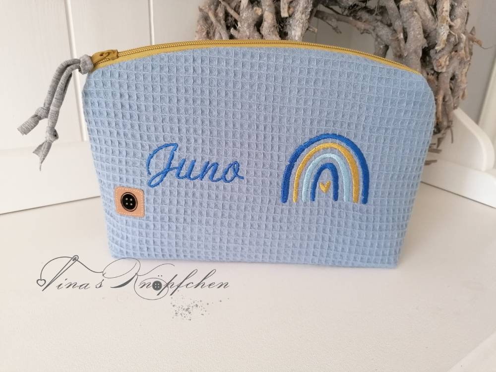 Wickeltasche Mit Name/Kulturtasche Personalisiert/ Regenbogen, Blau , Waffelstoff Wickeltasche Mit Name/Kulturtasche Personalisiert/ Regenbogen, Blau , Waffelstoff von Etsy - DeinKuestenknopf