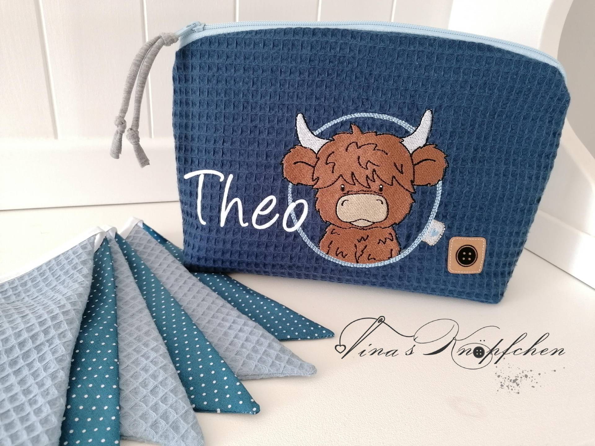 Windeltasche/Wickeltasche/Kulturtasche Mit Name Und Motiv/ Reißverschlusstasche, Personalisierbar, Waffelstoff Highlander Kuh /Dunkelblau Windeltasche/Wickeltasche/Kulturtasche Mit Name Und Motiv/ Reißverschlusstasche, Personalisierbar, Waffelstoff Highlander Kuh /Dunkelblau von Etsy - DeinKuestenknopf