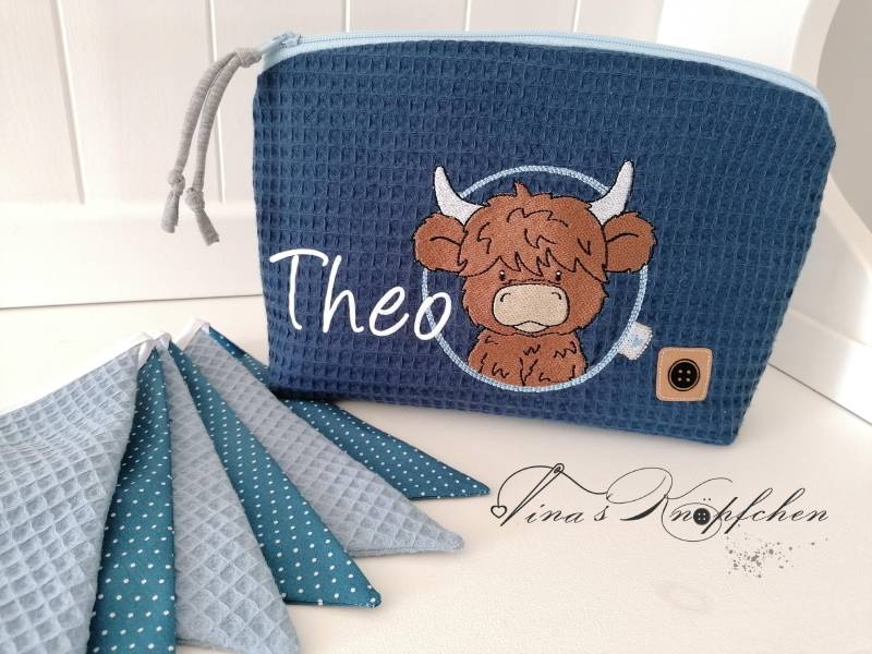 Windeltasche/Wickeltasche/Kulturtasche Mit Name Und Motiv/ Reißverschlusstasche, Personalisierbar, Waffelstoff Highlander Kuh /Dunkelblau von Etsy - DeinKuestenknopf