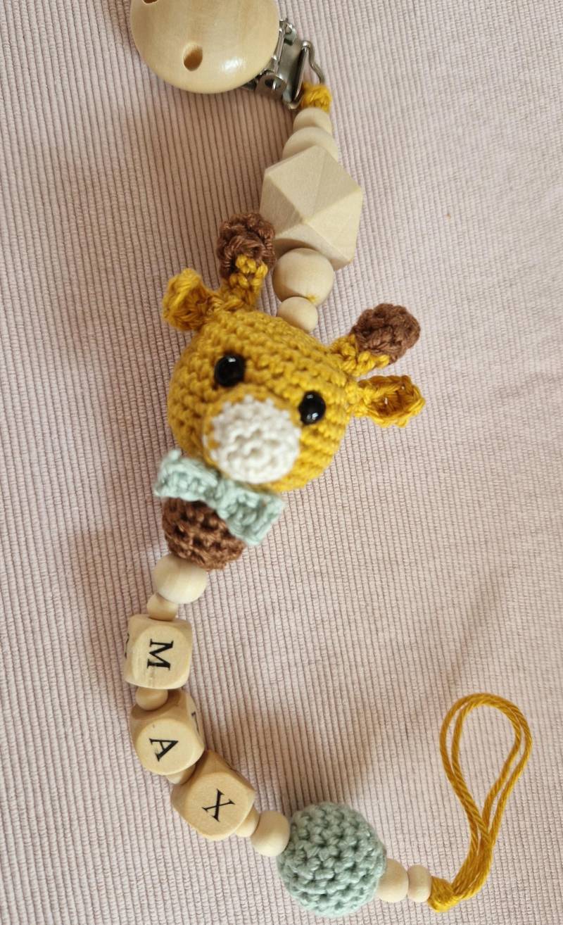 Giraffe/Schnullerkette, Gehäkelt, Name Optional von Etsy - Dekoschneckchen