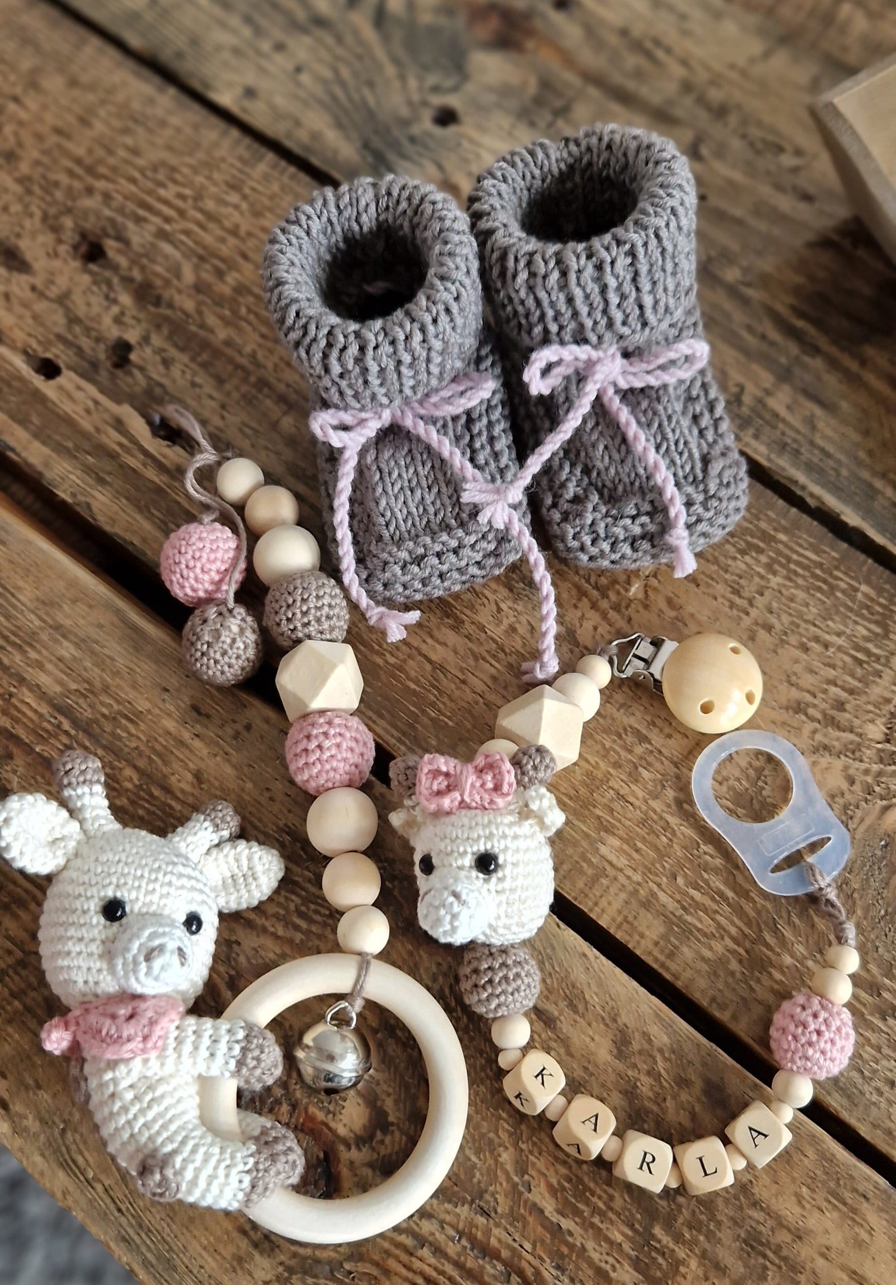 Giraffe/Schnullerkette Maxicosi-Kette Schühchen, Gehäkelt Gestrickt, Name Farbe Optional Giraffe/Schnullerkette Maxicosi-Kette Schühchen, Gehäkelt Gestrickt, Name Farbe Optional von Etsy - Dekoschneckchen