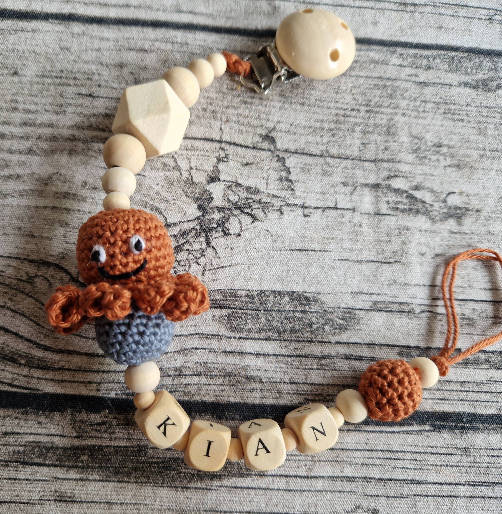 Krake/Schnullerkette, Gehäkelt, Name Optional Krake/Schnullerkette, Gehäkelt, Name Optional von Etsy - Dekoschneckchen