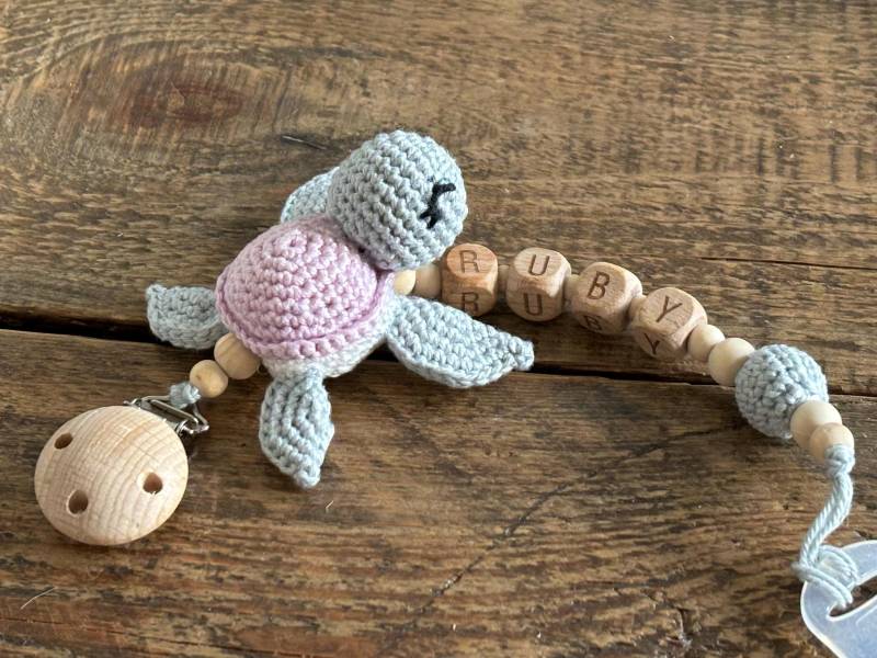 Schildkröte/Schnullerkette, Gehäkelt, Name Optional von Etsy - Dekoschneckchen