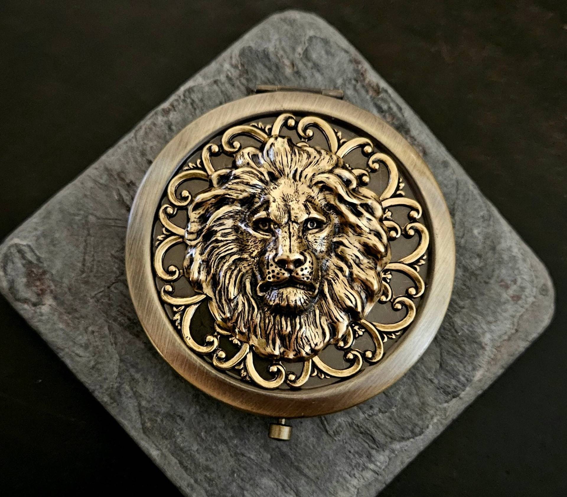 Löwen Taschenspiegel, Antike Messing Puderdose, Spiegel, Bronze Spiegel Für Tier, Brautjungfer Geschenk, Einzigartiges Weihnachtsgeschenk Löwen Taschenspiegel, Antike Messing Puderdose, Spiegel, Bronze Spiegel Für Tier, Brautjungfer Geschenk, Einzigartiges Weihnachtsgeschenk von Etsy - DelicateIndustry1
