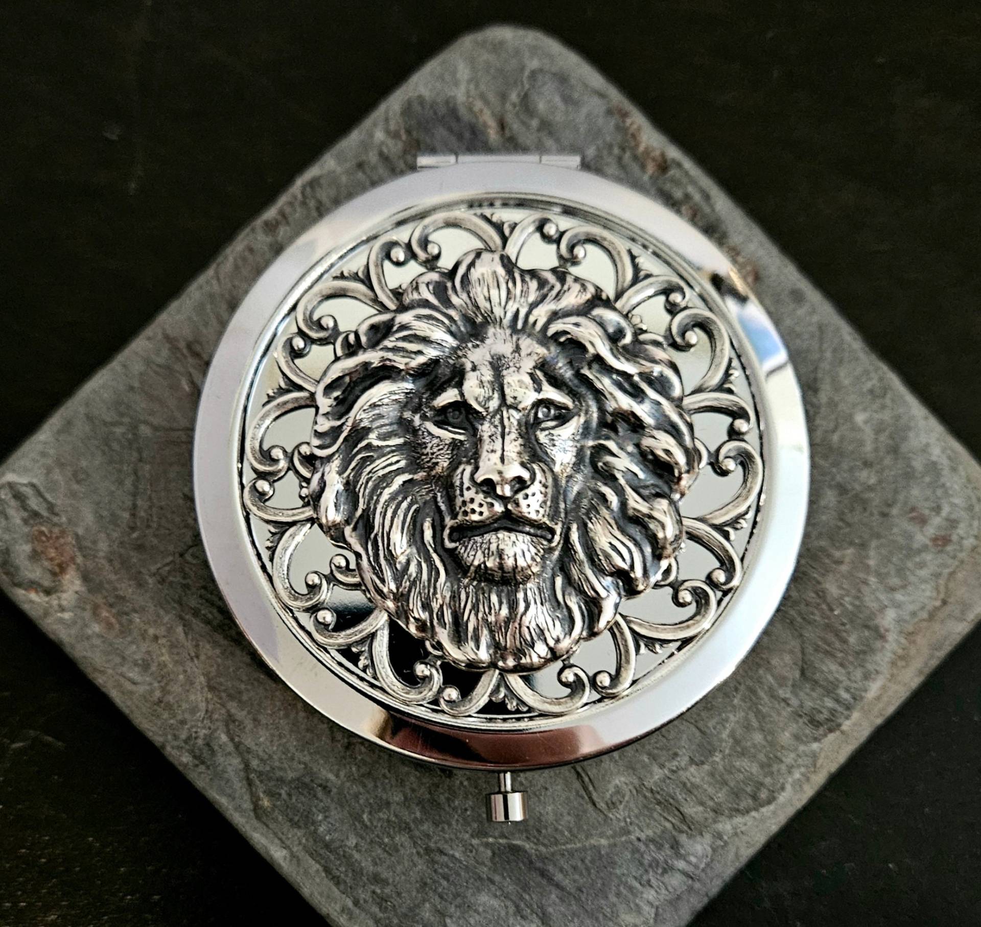 Löwen Taschenspiegel, Silber Puderdose, Spiegel, Unikat Geschenk Ideen Für Sie, Brautjungfer Geschenk, Spiegel Löwen Taschenspiegel, Silber Puderdose, Spiegel, Unikat Geschenk Ideen Für Sie, Brautjungfer Geschenk, Spiegel von Etsy - DelicateIndustry1