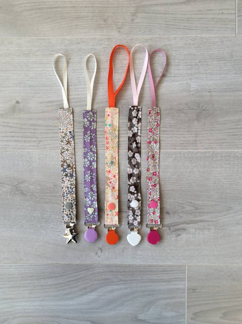 Schnullerclip, Schnullerclip Mit Liberty-Muster Und Metallclip, Schnullerhalter, Stoff, Liberty-Muster Schnullerclip, Schnullerclip Mit Liberty-Muster Und Metallclip, Schnullerhalter, Stoff, Liberty-Muster von Etsy - DelphineCFrance