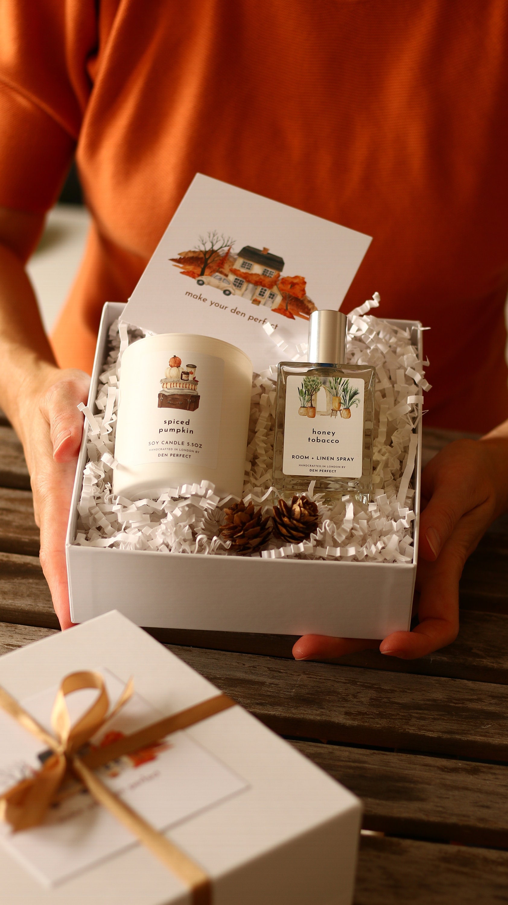 Spiced Pumpkin Geschenkset, Sojakerze Und Room + Linen Spray Geschenkbox Herbst Geschenkset Spiced Pumpkin Geschenkset, Sojakerze Und Room + Linen Spray Geschenkbox Herbst Geschenkset von Etsy - DenPerfectUK