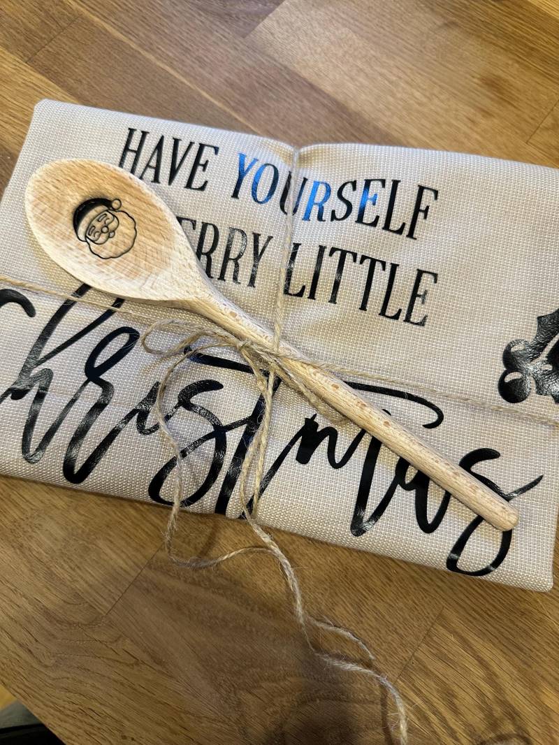 Weihnachtliches Geschenkset Küche - Geschirrtuch Set Mit Graviertem Holzlöffel „Santa" | Handgemachtes Weihnachtsgeschenk von Etsy - DerDekoschrank