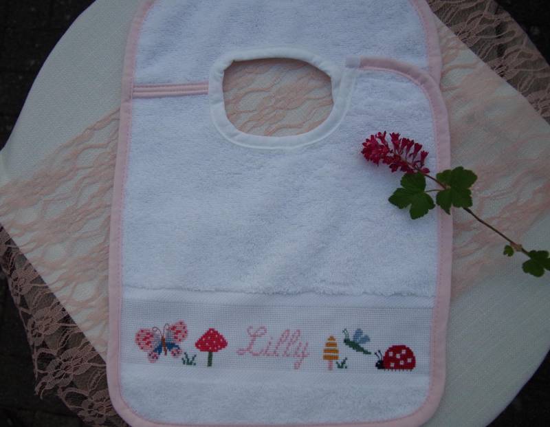 Lätzchen Babylätzchen Mit Namen Baby-Geschenk Kreuzstich Handgestickt Sticklätzchen Personalisiert Baby Latz von Etsy - DerfroehlicheFaden